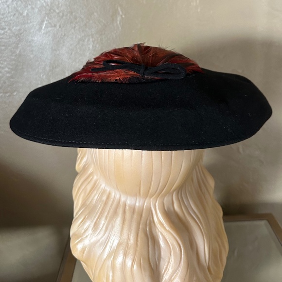 DELIGHTFUL 1950s\' BLACK FELT CARTWHEEL HAT + RUST FEATHERS & RHINESTONE BUTTONS